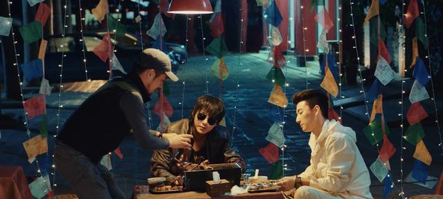 《终极笔记》经典的铁三角集体洗野澡名场面来了，画面简直太美