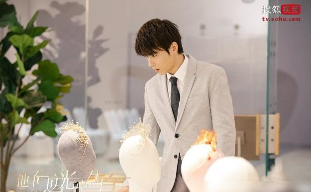 《他在逆光中告白》：配方是旧的，但糖是甜的，节奏紧凑，能量高