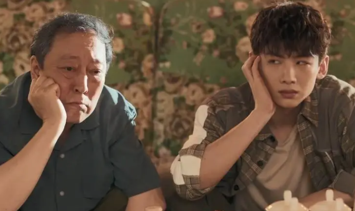 白敬亭《八零九零》这边刚开播，那边跟谭松韵合作的新剧也杀青了