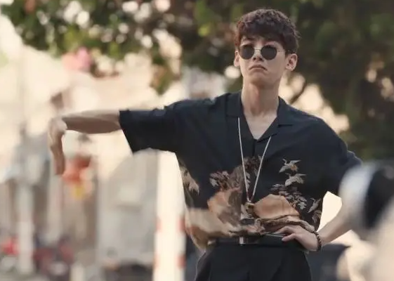 白敬亭《八零九零》这边刚开播，那边跟谭松韵合作的新剧也杀青了