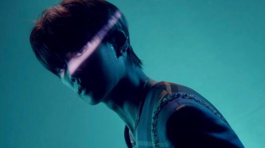 任嘉伦原声电视剧《乌鸦小姐与蜥蜴先生》热播，去掉粉丝滤镜看他的演员功底，还香吗？