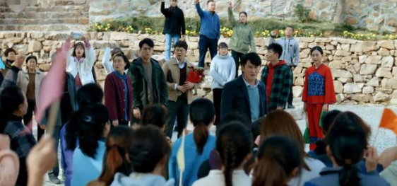 俗话说新官上任三把火，那么靳东在《温暖的味道》里是怎么做的呢