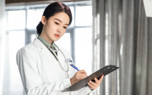 李沁新剧《爱上特种兵》今晚开播，沉浸式演绎热血军医