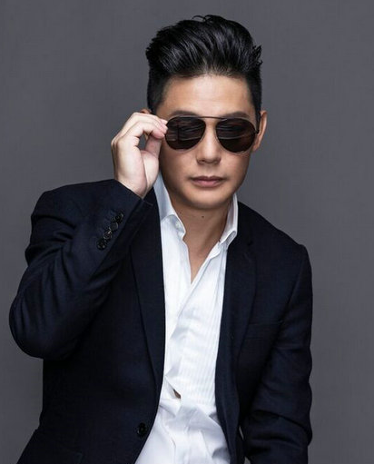 傅程鹏新剧《爱上特种兵》火热开播，演技精湛驾驭百变角色