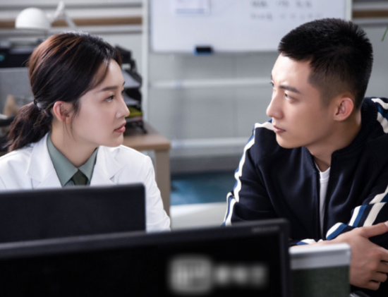 电视剧《爱上特种兵》也有售后啦：李沁黄景瑜扫楼被抓拍，两人肤色差距明显