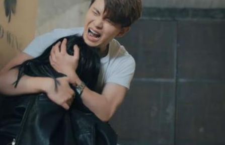 任嘉伦搭档张钧甯的电视剧《不说再见》开播，饰演帅气卧底