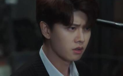 任嘉伦搭档张钧甯的电视剧《不说再见》开播，饰演帅气卧底