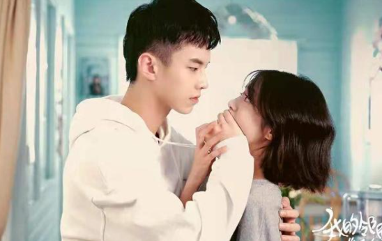 暑期档的黑马剧《我的邻居长不大》热度飙升，姐弟恋太甜了