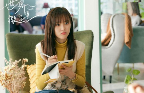 吴宣仪毕雯珺主演《世界微尘里》首播，两位演技不错，剧情也很甜宠