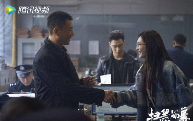 《扫黑风暴》收视拿第一，本为孙兴贺芸追剧，哪知被黄希圈粉