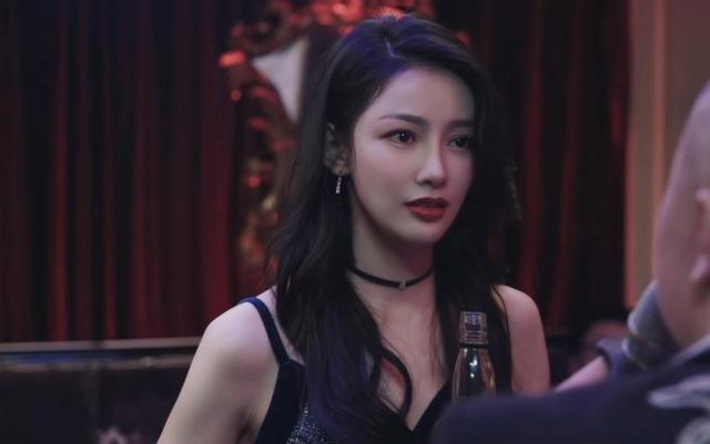 《扫黑风暴》最美女配：周冬雨娜扎同学，长相明艳演技吊打江疏影