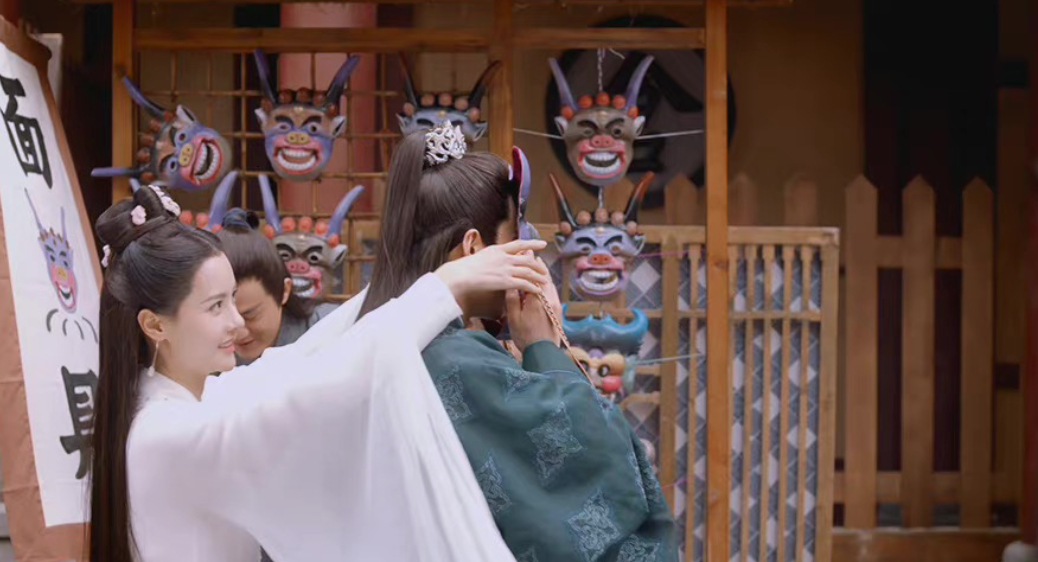 10月4日，古装爱情剧《皎若云间月》正版平台上线播出，该剧由张芷溪、佟梦实、向昊、程砚秋、李若嘉、王皓祯等主演，这也是继《国子监来了个女弟子》之后，又一部古装爱情剧。    该剧根据西子情小说《纨绔世子妃》改编，讲述了腹有乾坤的纨绔少女云浅月和温文尔雅的腹黑世子容景之间深情不悔的旷世情缘的故事。值得一提的是，作为爱优腾宣布取消超前点播，上线的首部作品，《皎若云间月》开播，会员可看8集，对于喜欢这类作品的观众来讲，可以说是非常开心的一件事情。    还是简单的聊一下这部作品吧，从首播8集的情况来看，该剧剧情