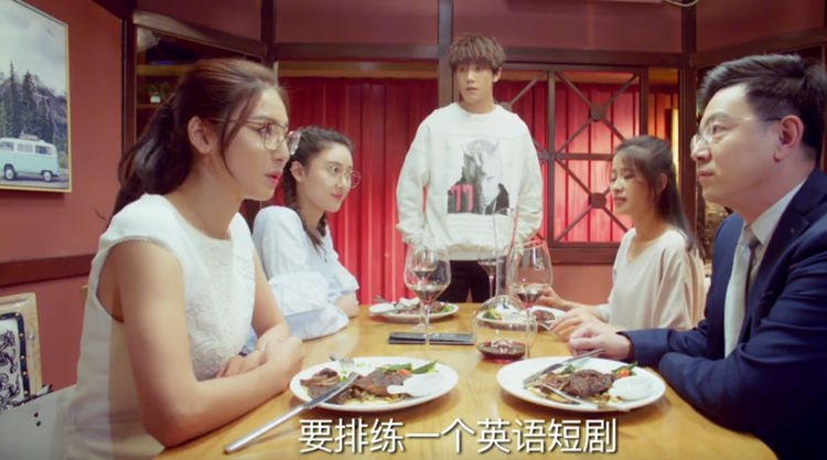 龚俊《而你刚好发光》首播，压箱4年造型土气，剧情离谱雷人 