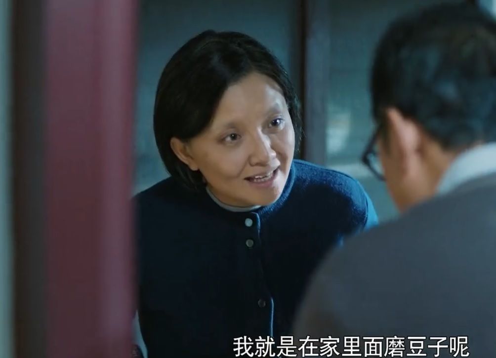 由国内多名导演联合执导的八个单元剧组成的《勋绩》如今在豆瓣拿下了9.1的高分，    本剧用单元剧的叙述方法，将8位“共和国勋章”获得者的人生华彩华章串联起来，    是继《觉醒年代》《山海情》之后的又一主旋律爆款。        除了导演阵容强大，艺人阵容也满是大咖，    还请了很多已退圈很久的群众回忆中的艺人，比如“万人迷”陈好，    连老艺术家倪萍都出演了人物，选角十分牛。        最近播出的蒋欣李光亮主演的第五单元更是看哭很多人，    《申纪兰的提案》首要讲了申纪兰从1947年出嫁， 