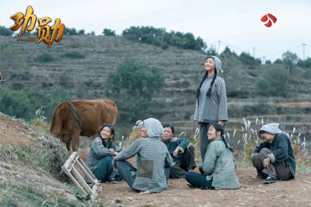 由国内多名导演联合执导的八个单元剧组成的《勋绩》如今在豆瓣拿下了9.1的高分，    本剧用单元剧的叙述方法，将8位“共和国勋章”获得者的人生华彩华章串联起来，    是继《觉醒年代》《山海情》之后的又一主旋律爆款。        除了导演阵容强大，艺人阵容也满是大咖，    还请了很多已退圈很久的群众回忆中的艺人，比如“万人迷”陈好，    连老艺术家倪萍都出演了人物，选角十分牛。        最近播出的蒋欣李光亮主演的第五单元更是看哭很多人，    《申纪兰的提案》首要讲了申纪兰从1947年出嫁， 