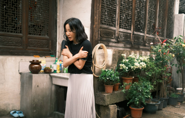 在新剧《八角亭迷雾》中一人分饰两角，这个演员是杭州姑娘！毕业于濮家小学