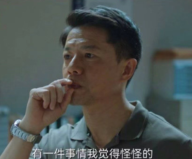 悬疑剧八角亭谜雾变喜剧，段奕宏抽烟无实物表演，网友：挺奇怪的