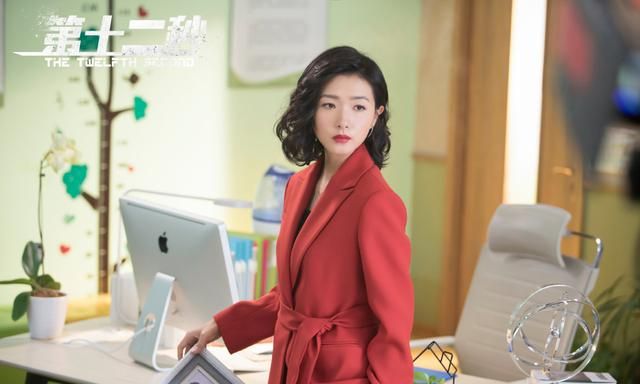 《突围》正式播出了，这部号称是《人民的名义2》的影视作品在开播之前备受网友的期待。毕竟，这样的一部戏汇集了包括靳东、黄志忠、 闫妮 、 秦岚、 耿乐 、奚美娟、 王景春、韩童生、 高明 、 陈瑾 、涂松岩、丁勇岱 、王阳、句号、来喜等一众的实力派演员，这些人单独的从演技上还是备受期待的。  从开播之后的口碑来看，《突围》除了口型对不上，其他的都还说得过去。    单独的从造型上来看，靳东还真适合出演这样的老干部角色。  这一次靳东出演的齐本安是临危受命的一个人。毕竟，还没有上任就听说了集团内差点出了人命官