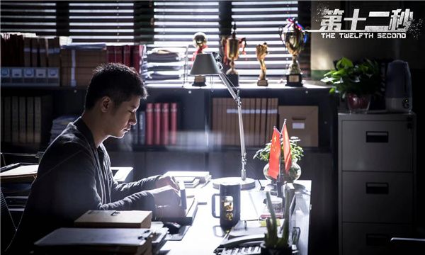 《突围》正式播出了，这部号称是《人民的名义2》的影视作品在开播之前备受网友的期待。毕竟，这样的一部戏汇集了包括靳东、黄志忠、 闫妮 、 秦岚、 耿乐 、奚美娟、 王景春、韩童生、 高明 、 陈瑾 、涂松岩、丁勇岱 、王阳、句号、来喜等一众的实力派演员，这些人单独的从演技上还是备受期待的。  从开播之后的口碑来看，《突围》除了口型对不上，其他的都还说得过去。    单独的从造型上来看，靳东还真适合出演这样的老干部角色。  这一次靳东出演的齐本安是临危受命的一个人。毕竟，还没有上任就听说了集团内差点出了人命官