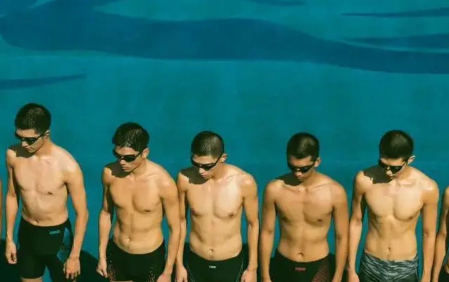 《五个扑水的少年》：一杯炽热却也寡淡的白开水