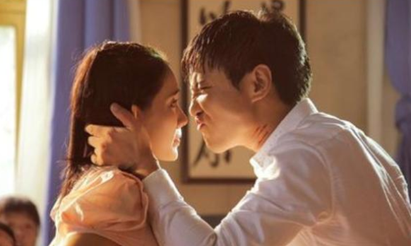 《夏洛特烦恼》的联名款联动营销成功，无疑是商业市场的一个标杆和演示。