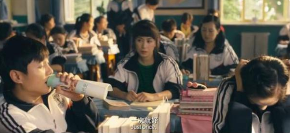 《夏洛特烦恼》的联名款联动营销成功，无疑是商业市场的一个标杆和演示。