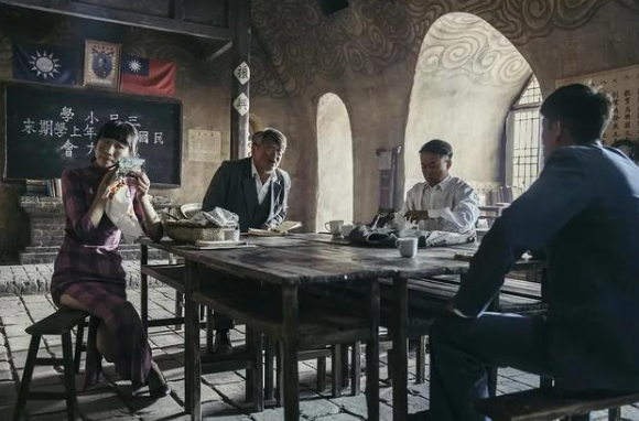 《驴得水》披着喜剧外皮的悲惨剧