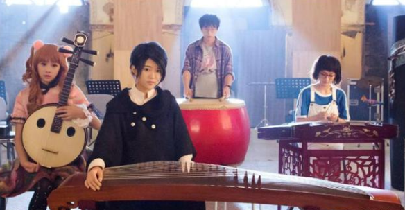 次元穿越：《闪光少女》中的潮流元素