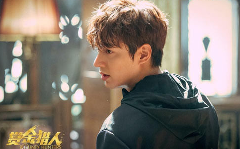 《赏金猎人》；唐嫣造型百变，大展猎人魅力。