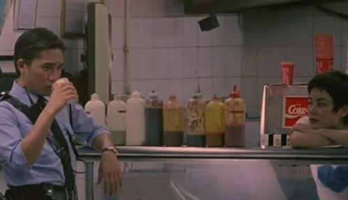 《重庆森林》讲述的是三段关于失恋的故事