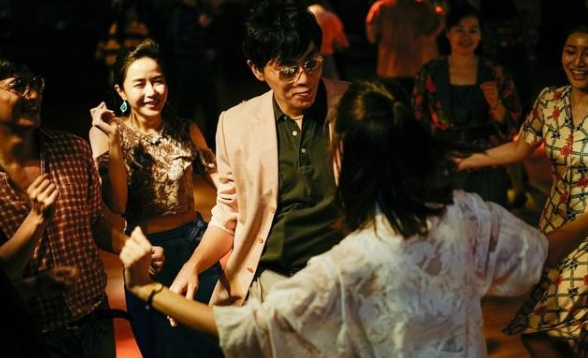 《风中有朵雨做的云》：迷狂的叙事风格与后现代的愿望发泄