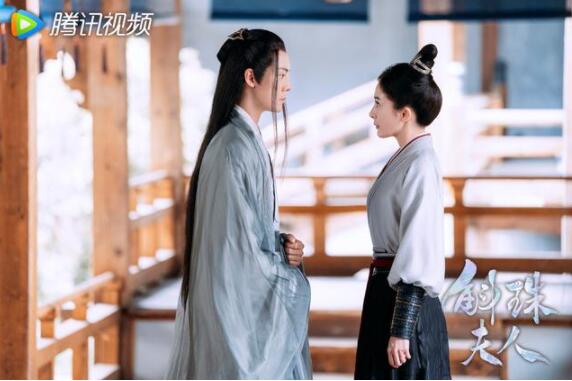 《斛珠夫人》杨幂被网友吐槽扮嫩，陈伟霆更是因为造型被疯狂嘲讽。