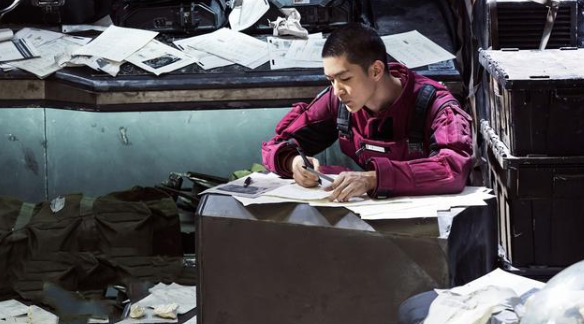 《流浪地球》细看特别画面和很多细节的处理。