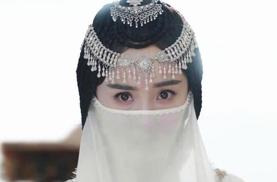 杨幂在《斛珠夫人》中大多以男装出场，乍一换上女装确实很惊艳。