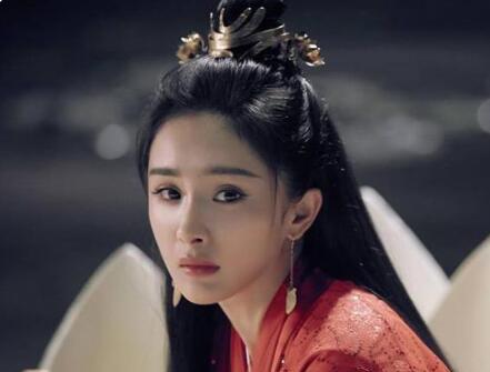 杨幂在《斛珠夫人》中大多以男装出场，乍一换上女装确实很惊艳。