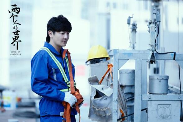 近日，备受瞩目的电视剧《两个人的世界》开播。