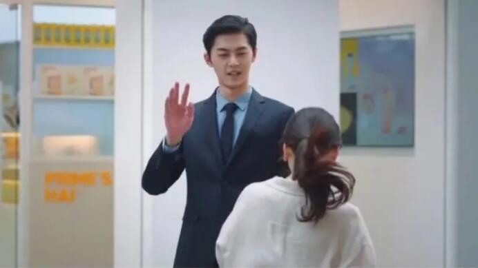 《住在我隔壁的甲方》讲述的是一个职场小白和她的精英邻居之间的故事