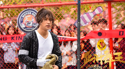 《亚洲舞王》这种情节设定，多少给人一种烂片的既视感。