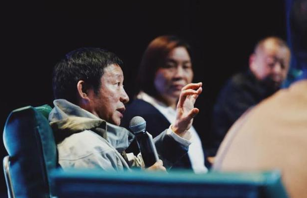 《一直游到海水变蓝》在说“一向活到日子变好”。