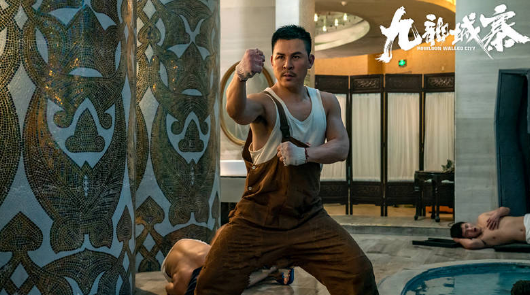 《九龙城寨》继续延续“混乱当中求生存”的故事