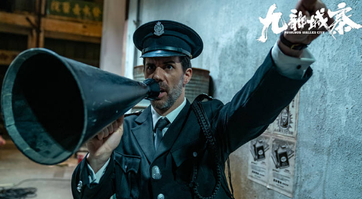 《九龙城寨》继续延续“混乱当中求生存”的故事