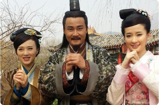 《啼笑书香》借用“范进中举”的故事作为铺垫