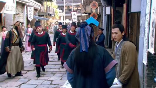 《啼笑书香》借用“范进中举”的故事作为铺垫