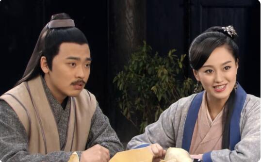 《啼笑书香》改编自吴敬梓《儒林外史》，原著就极具讽刺意味