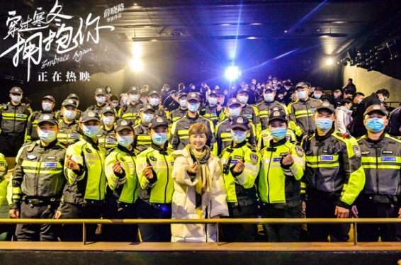 《穿过寒冬拥抱你》“普通人撑起了一片天”！