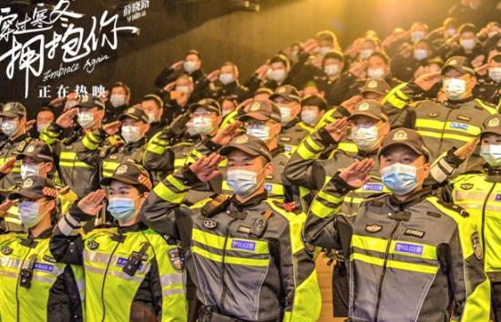 《穿过寒冬拥抱你》“普通人撑起了一片天”！