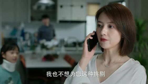 《完美伴侣》她一改往昔的形象，扮演一个让人窒息的职场女强人