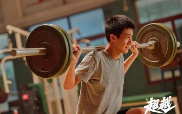 《超越》的味道是丰富的。它有竞技剧的“燃”，也有行业剧的“真”。