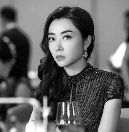 《家族荣耀》讲述杨茜尧和李彩桦饰演的姐妹花同天嫁入马氏家族