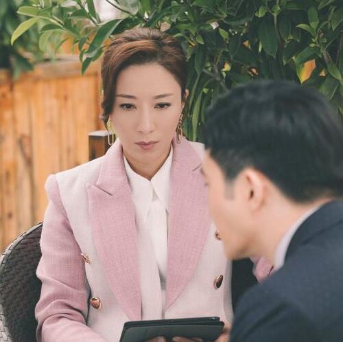 《家族荣耀》讲述杨茜尧和李彩桦饰演的姐妹花同天嫁入马氏家族